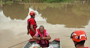 NORTÃO MT: idosa acamada e sua filha ilhadas são resgatadas pelo Bombeiros na tarde de ontem(03)