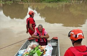 NORTÃO MT: idosa acamada e sua filha ilhadas são resgatadas pelo Bombeiros na tarde de ontem(03)