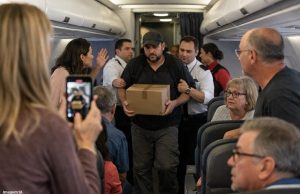 TENSÃO EM VOO: passageiros entram em pânico e forçam retirada de homem com caixa suspeita no avião