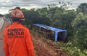 Ônibus tomba na BR-158 em MT e deixa dois mortos