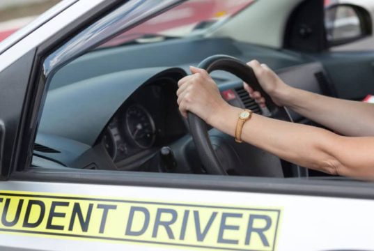 Projeto de lei propõe criar CNH só para carros automáticos