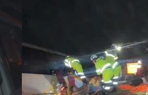 BR/163 Nortão: ônibus com pacientes da Saúde cai em vala na madrugada desta quinta-feira(05).VÍDEO