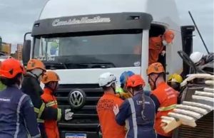 BR/163: motorista morre e outro fica ferido em grave acidente com três caminhões na manhã de hoje(25)
