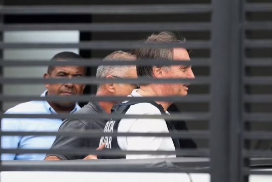 Bolsonaro recebe alta do hospital e chega em casa para cumprir prisão domiciliar