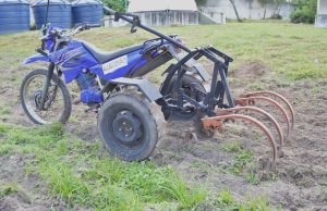 Triciclo adaptado funciona como mini-trator na agricultura familiar