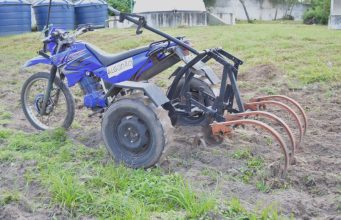 Triciclo adaptado funciona como mini-trator na agricultura familiar