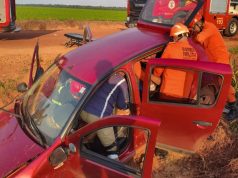 Vítimas de acidente neste domingo(29) entre carro de passeio e caminhonete são socorridas pelos Bombeiros