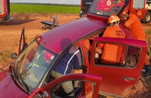 Vítimas de acidente neste domingo(29) entre carro de passeio e caminhonete são socorridas pelos Bombeiros