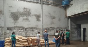 OPERAÇÃO TERRA PROMETIDA: mais de 1 tonelada de agrotóxicos irregulares é apreendida e fábrica de fertilizantes é interditada