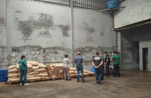 OPERAÇÃO TERRA PROMETIDA: mais de 1 tonelada de agrotóxicos irregulares é apreendida e fábrica de fertilizantes é interditada