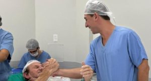 Justiça nega direito à polilaminina, mas idoso consegue na Anvisa e recebe a dose a tempo