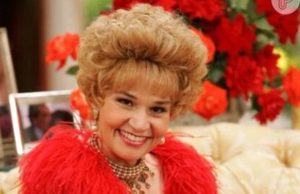 Cláudia Rodrigues surpreende e aparece de pé, sem cadeira de rodas, em evento no Rio; vídeo