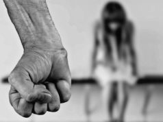 Presa mãe em flagrante por queimar a filha com ferro quente