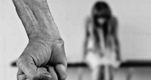 Presa mãe em flagrante por queimar a filha com ferro quente