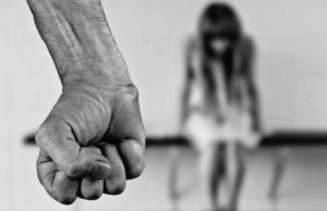 Presa mãe em flagrante por queimar a filha com ferro quente