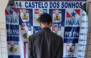 Jovem é preso com 15 celulares furtados ao tentar fugir de ônibus em Castelo de Sonhos