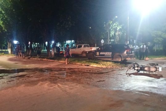 Acidente envolvendo moto e caminhonete nesta terça-feira(21) deixa motociclista com fraturas nas pernas em Colider