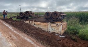 NORTE MT: Carreta tomba e derrama carga de calcário na BR-163 na manhã desta segunda-feira(20)