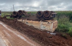 NORTE MT: Carreta tomba e derrama carga de calcário na BR-163 na manhã desta segunda-feira(20)