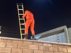 Bombeiros resgatam idosa que ficou presa acidentamente em vala de luz