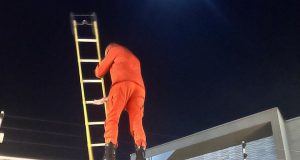 Bombeiros resgatam idosa que ficou presa acidentamente em vala de luz