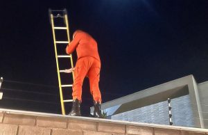 Bombeiros resgatam idosa que ficou presa acidentamente em vala de luz