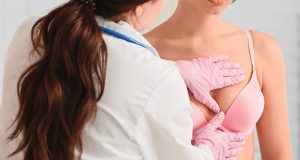 Exame de sangue brasileiro que detecta câncer de mama em estágio inicial chegará ao SUS