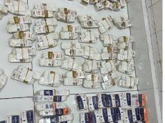 Falso PM é preso com mercadorias ilegais escondidas em compartimento oculto de veículo; vídeo