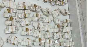 Falso PM é preso com mercadorias ilegais escondidas em compartimento oculto de veículo; vídeo