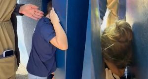 VÍDEO: Bombeiros socorre criança de 4 anos com cabeça presa em pilares de concreto em escola no Norte de MT