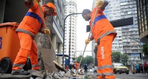 Piso salarial de R$ 3 mil para garis, aprovado pela Câmara, chega ao Senado