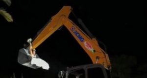 Noiva chega ao casamento rodando em conha de escavadeira: piloto era o noivo; vídeo