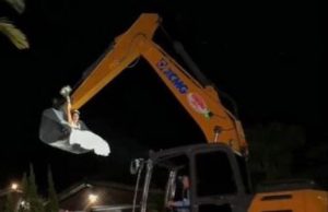 Noiva chega ao casamento rodando em conha de escavadeira: piloto era o noivo; vídeo