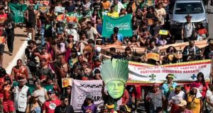 Indígenas de todo o Brasil ocupam a Esplanada dos Ministérios