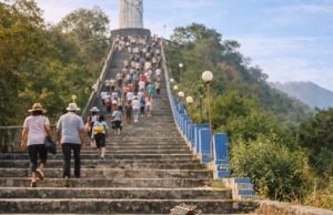 PEREGRINAÇÃO TERMINA EM TRAGÉDIA: infarto durante subida da ‘Escadaria da Fé’ com mais de 1.200 degraus mata músico