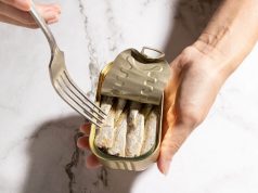 Anvisa proíbe protetores solares e manda recolher sardinha com Salmonella