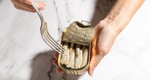 Anvisa proíbe protetores solares e manda recolher sardinha com Salmonella