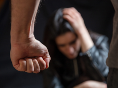 Pedido de socorro por mensagem: criança salva vida da mãe denunciando agressão dentro de casa