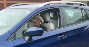 Superidosa de 108 anos renova carteira de motorista até 2033; saúde em dia