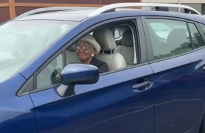Superidosa de 108 anos renova carteira de motorista até 2033; saúde em dia