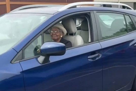 Superidosa de 108 anos renova carteira de motorista até 2033; saúde em dia