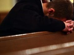 Homem entra em igreja, pede oração e morre em seguida