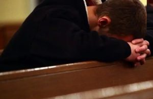 Homem entra em igreja, pede oração e morre em seguida