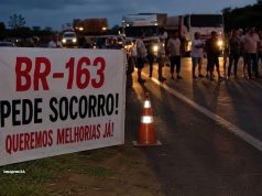 Moradores e caminhoneiros organizam bloqueio de trecho da BR-163 na noite desta terça-feira(23) para cobrar recuperação da estrada
