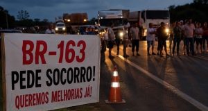 Moradores e caminhoneiros organizam bloqueio de trecho da BR-163 na noite desta terça-feira(23) para cobrar recuperação da estrada