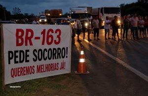 Moradores e caminhoneiros organizam bloqueio de trecho da BR-163 na noite desta terça-feira(23) para cobrar recuperação da estrada
