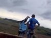 Jovem morre após ser jogada durante rope jump sem corda; vídeo registra desespero no local