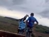 Jovem morre após ser jogada durante rope jump sem corda; vídeo registra desespero no local