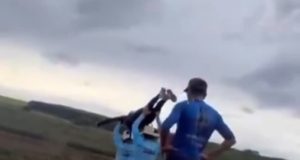 Jovem morre após ser jogada durante rope jump sem corda; vídeo registra desespero no local