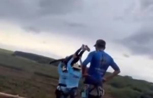 Jovem morre após ser jogada durante rope jump sem corda; vídeo registra desespero no local